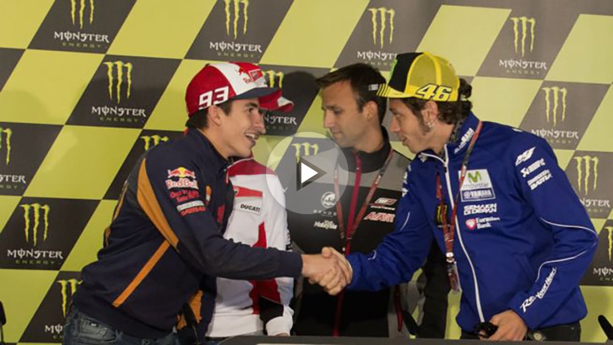 Marc Márquez y Valentino Rossi se estrechan la mano nuevamente. (Getty)