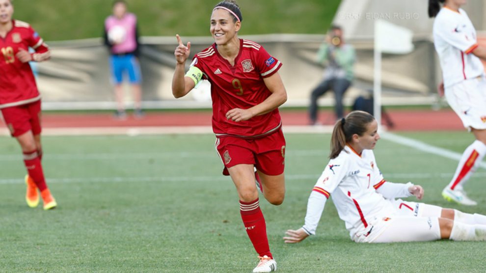Vero Boquete celebra uno de sus cuatro goles en el España-Montenegro. (sefutbol)
