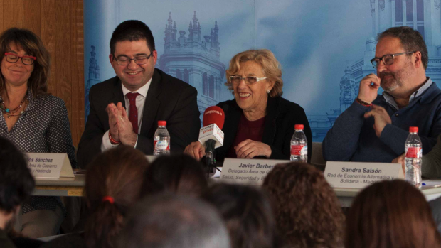 Carlos Sánchez Mato (Economía) con la alcaldesa Manuela Carmena y Javier Barbero (Seguridad). (Foto: Madrid)