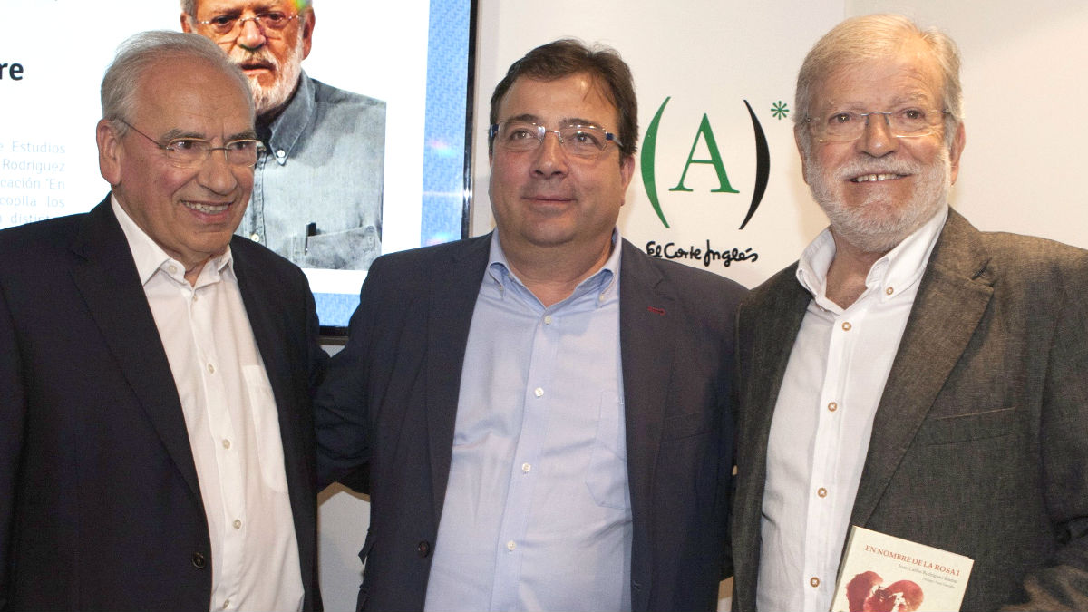 El presidente de la Junta de Extremadura, Guillermo Fernández Vara,c., acompañado por el expresidente de la Junta de Exrtremadura, Juan Carlos Rodriguez Ibarra,d., y de Alfonso Guerra,iz. (Foto: Efe)