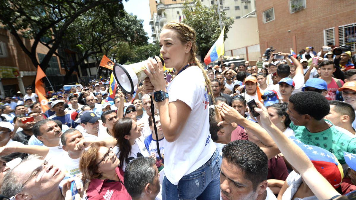 Lilian Tintori se dirige a los manifestantes. (Foto: AFP).