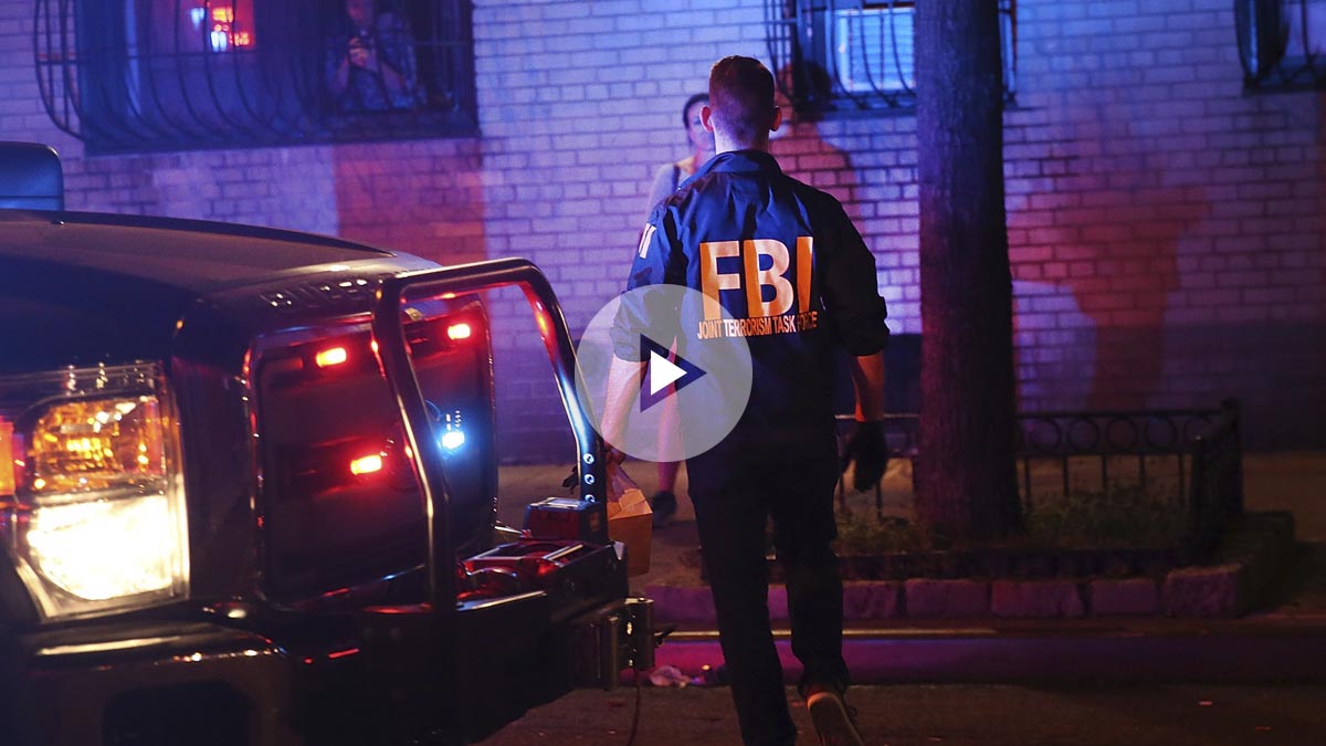 Un agente del FBI busca evidencias en el lugar de la explosión. (Foto: AFP)