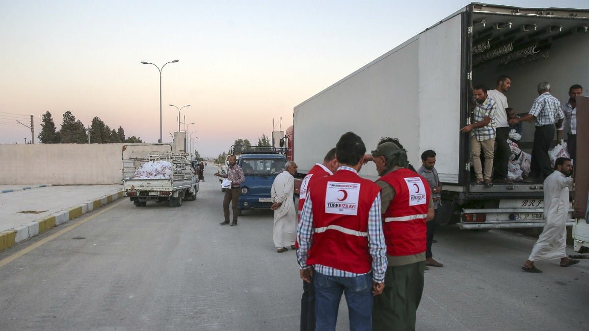 Un convoy de ayuda humanitaria de la Media Luna Roja siria, en Alepo. (Getty)
