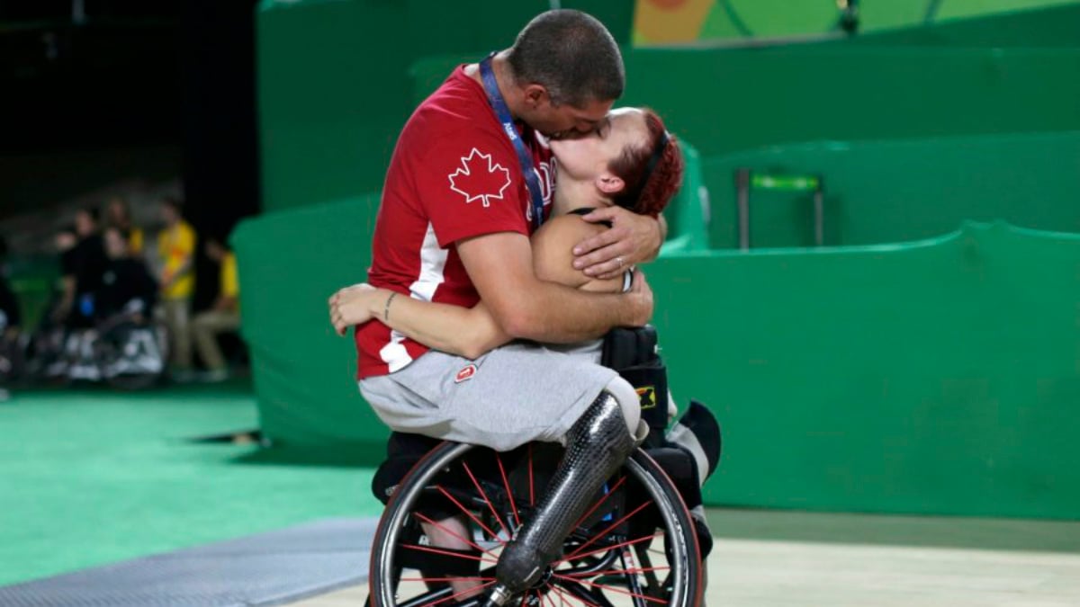 Adam Lancia y Jamey Jewells se funden en un emotivo abrazo.