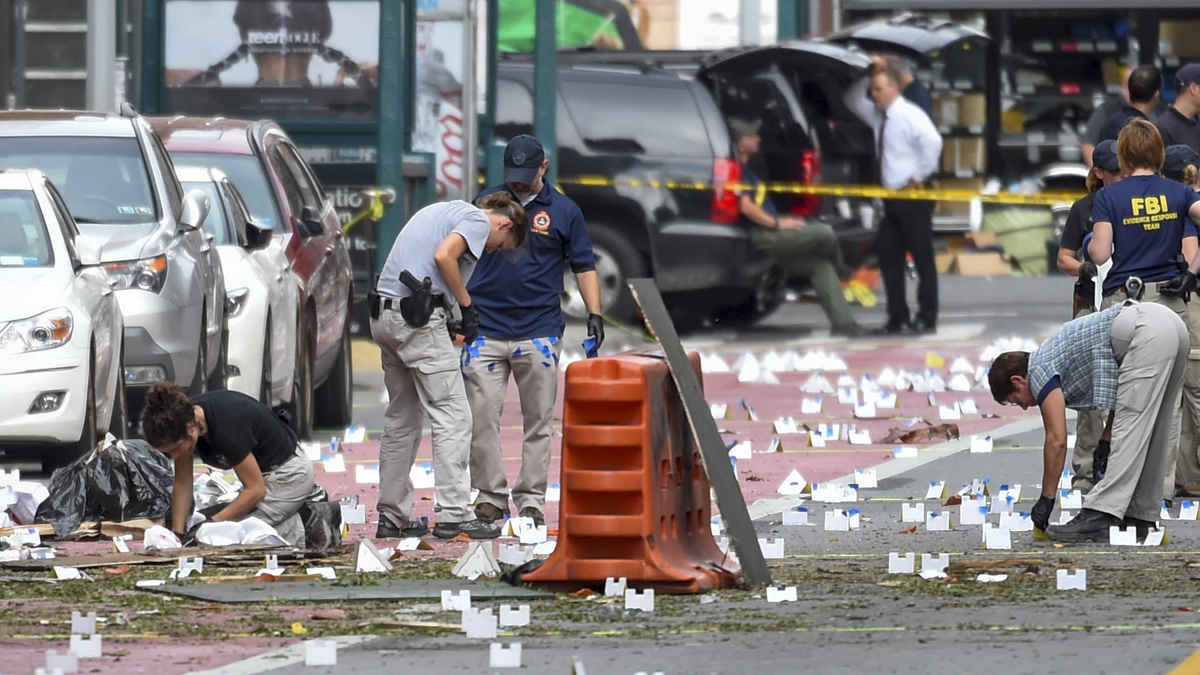 Investigadores en el lugar de la explosión que dejó 29 heridos en Nueva York. (Foto: Reuters)
