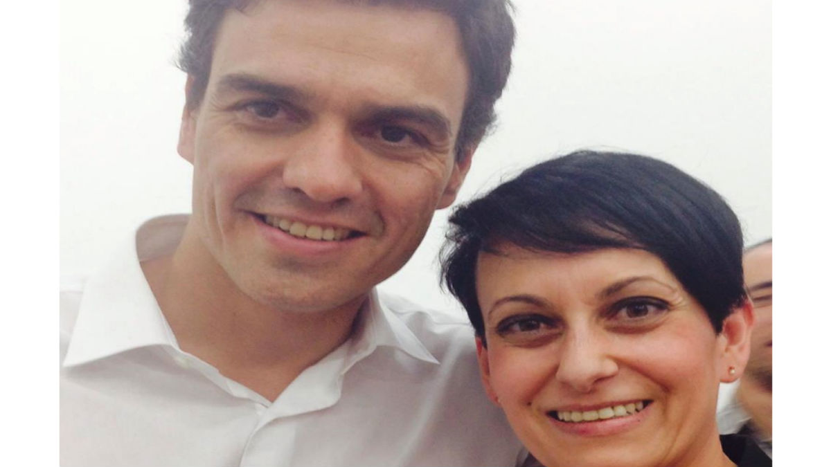 Pedro Sánchez, con Cris Papin. Foto: Facebook.
