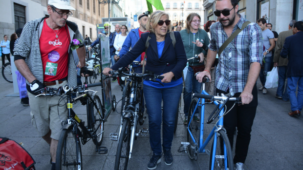 La alcaldesa Carmena en bicicleta. (Foto: AM)
