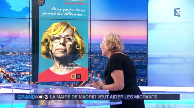 Carmena vendiendo su libro en la televisión francesa. (Foto: YT)
