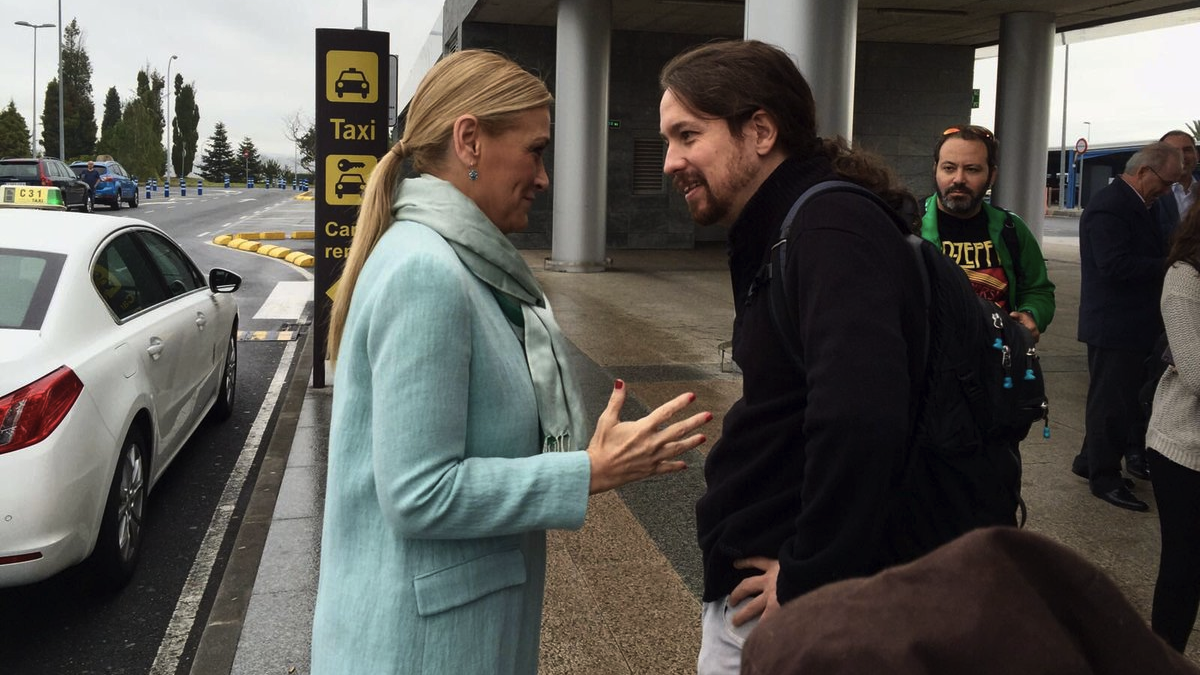 La presidenta de la Comunidad de Madrid, Cristina Cifuentes, con Pablo Iglesias, líder de Podemos. (Foto: TW)