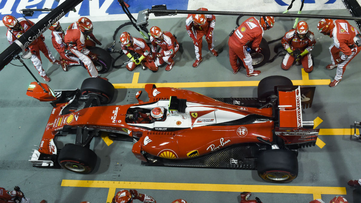 Los mecánicos de Ferrari, en Singapur. (Reuters)