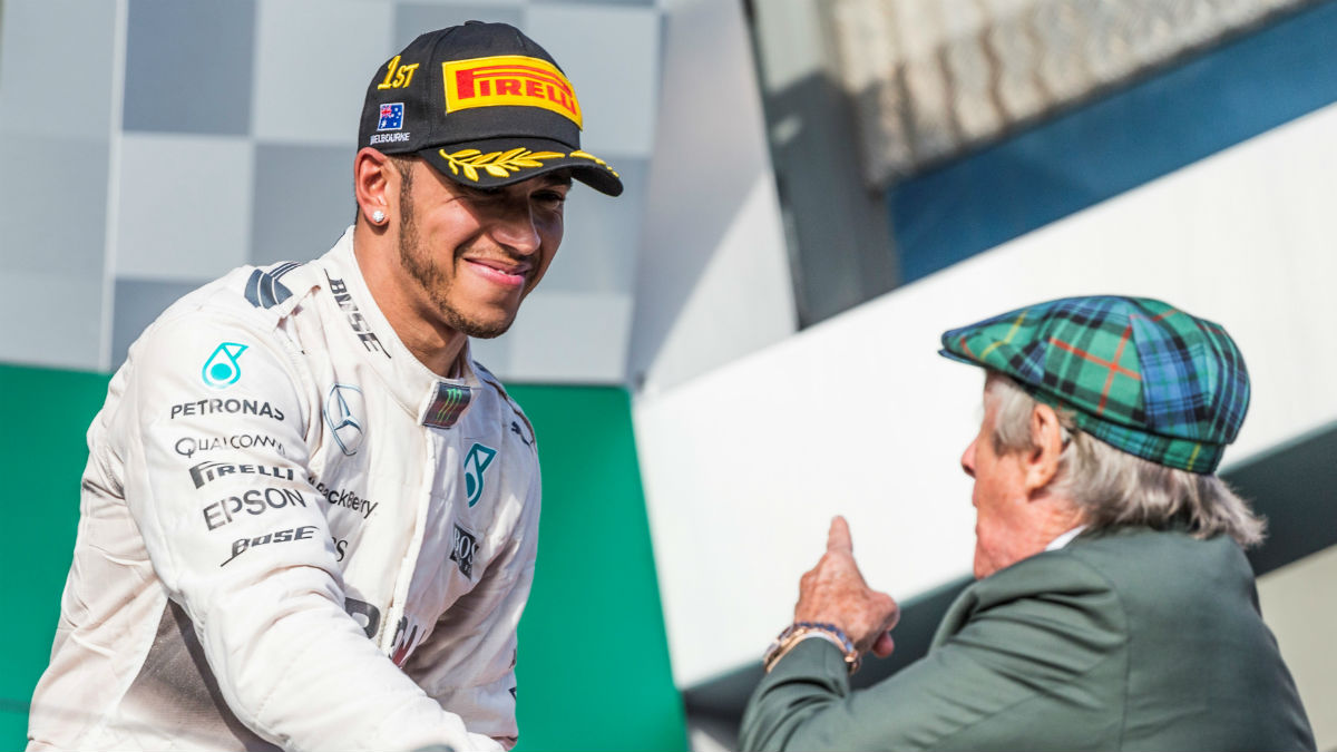 Jackie Stewart cree que la vida que lleva fuera de los circuitos Lewis Hamilton es el motivo de sus bajones de rendimiento. (Getty)