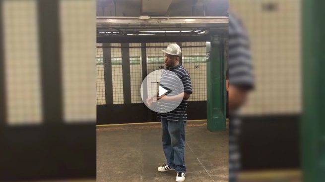 La voz del metro de Nueva York que se ha hecho viral