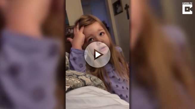 Esta pequeña de tres años regaña a su padre por dejar levantada la tapa del váter