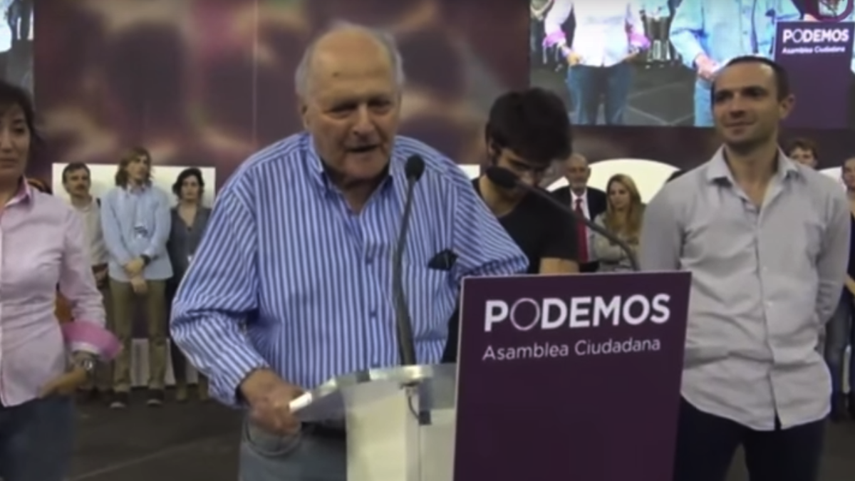 El abuelo de Podemos en Vistalegre con el interino Luis Alegre. (Foto: YT)
