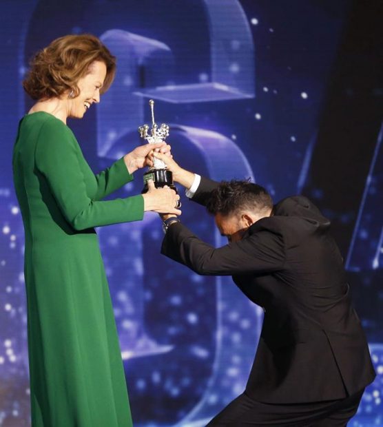 El director español J. A. Bayona reverencia a Weaver mientras le entrega el Premio Donostia. EFE