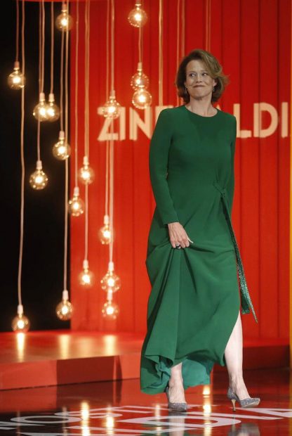 Sigourney Weaver en el momento de entrar en el escenario de la gala. EFE