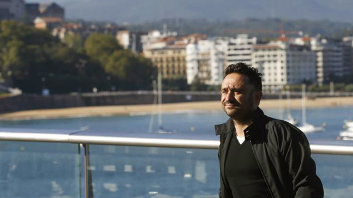 J. A. Bayona posa frente a la bahía de La Concha en el Festival de Cine de San Sebastián. EFE