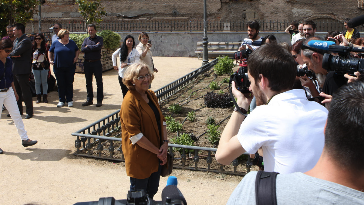 La alcaldesa Carmena en unos jardines. (Foto: AM)