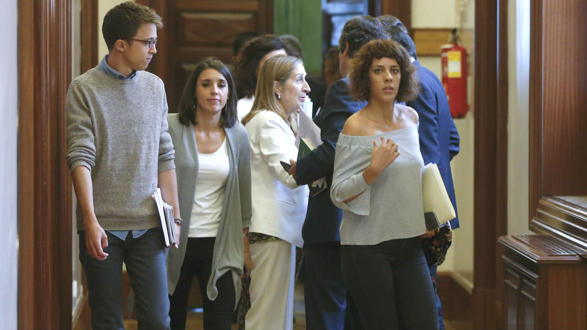 Los diputados de Podemos Íñigo Errejón (i), Irene Montero (2i) y Alexandra Fernández (d), pasan ante la presidenta de la Cámara, Ana Pastor (3i), a su salida de la reunión de la Junta de Portavoces celebrada hoy en el Congreso (Foto: Efe)