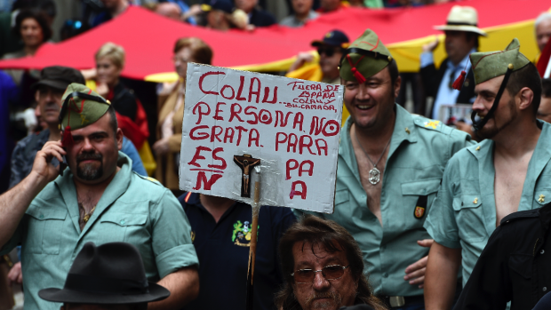 Marcha de Legionarios hace unos meses sobre Ada Colau. (Foto: AFP)