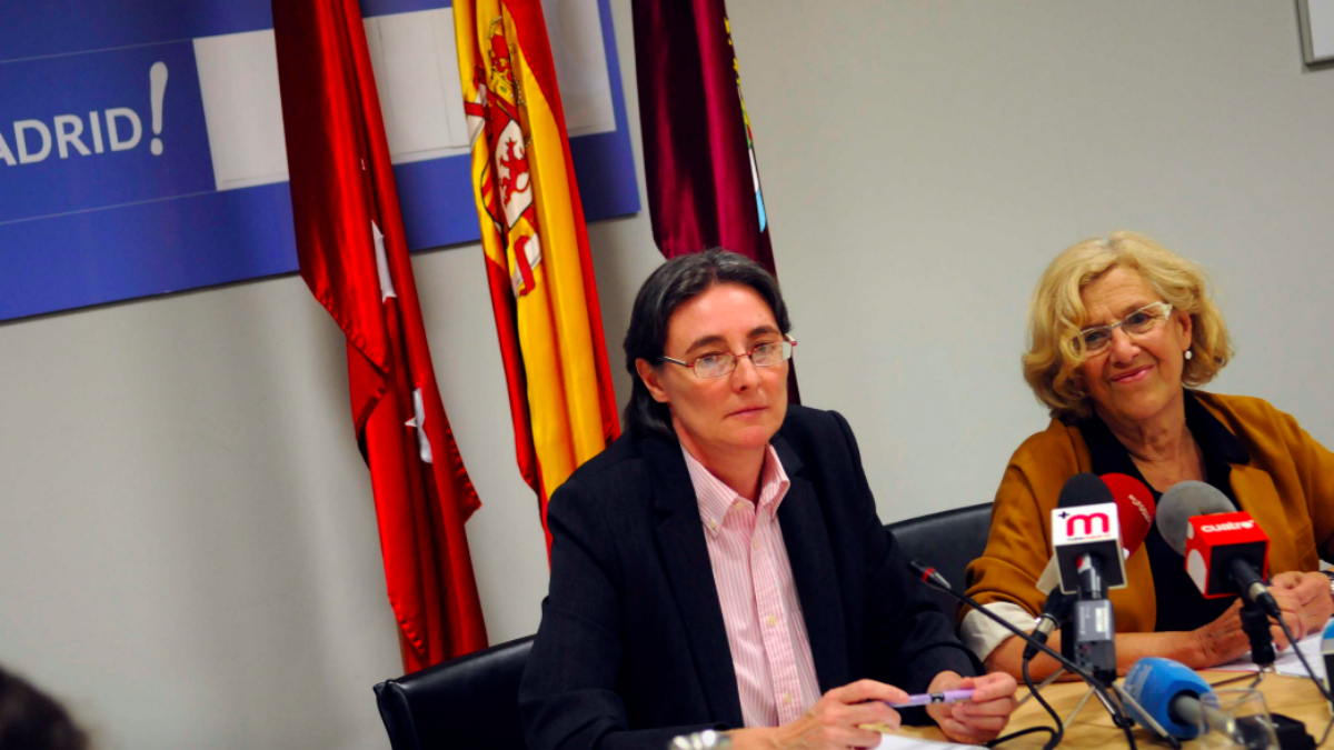 La alcaldesa Manuela Carmena junto a la edil Marta Higueras, presidenta del consejo de administración de Mercamadrid.