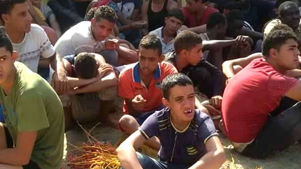 Migrantes rescatados del naufragio (Foto: Reuters).