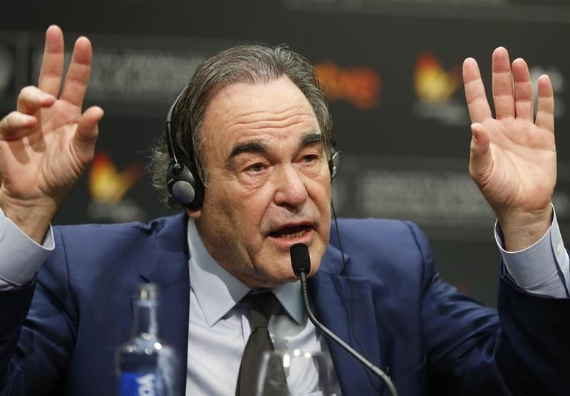 Oliver Stone atendiendo a los medios de comunicación en la rueda de prensa de ‘Snowden’. EFE