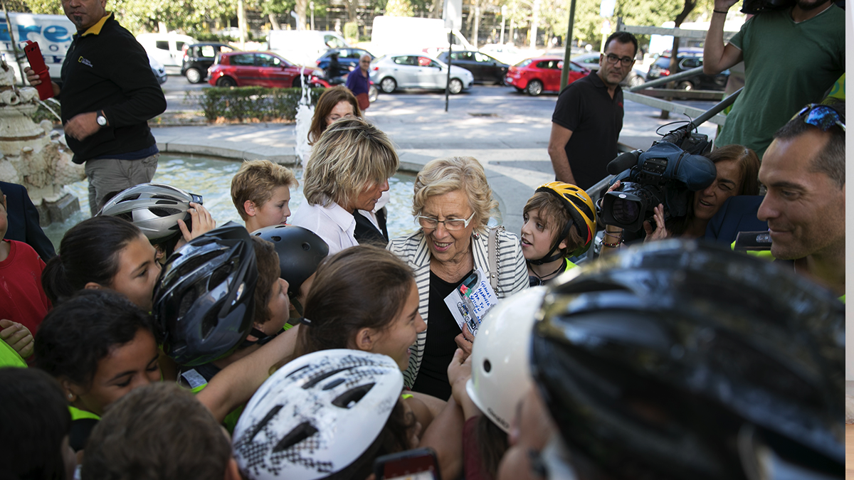La alcaldesa Carmena en el ‘Día sin Coches’ con 10 kilómetros de atasco. (Foto: Madrid)