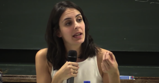 Rita Maestre en Universidad Podemos se ha quitado la americana al llegar del Ayuntamiento. (Foto: YT)