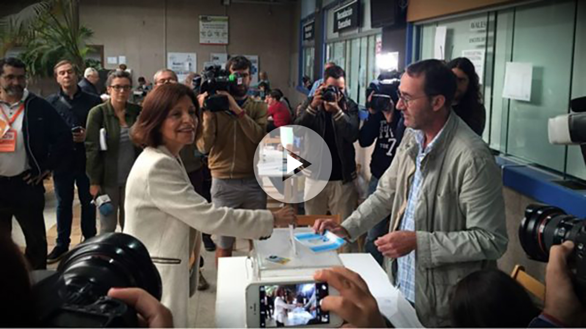 Cristina Losada (Ciudadanos), al ejercer su derecho al voto en Vigo.