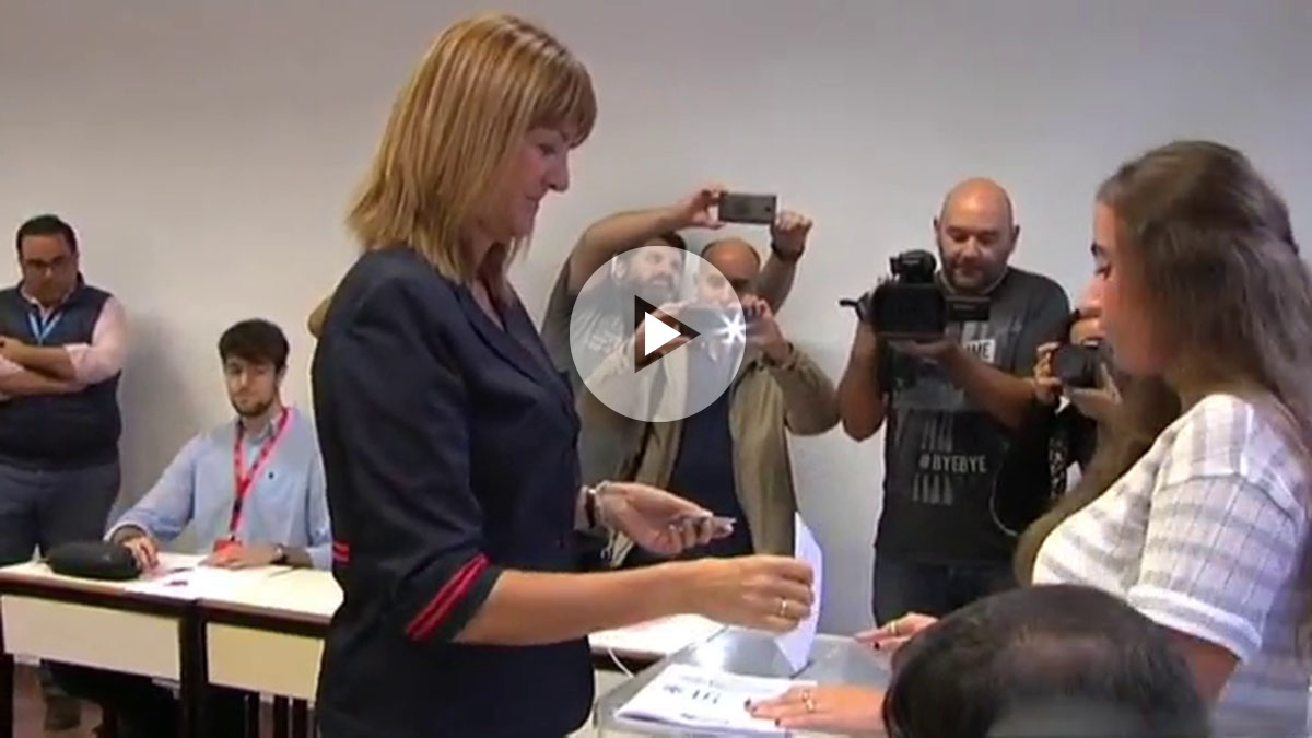 La candidata del PSE-PSOE a la lehendakaritza, Idoia Mendia, vota en Bilbao.