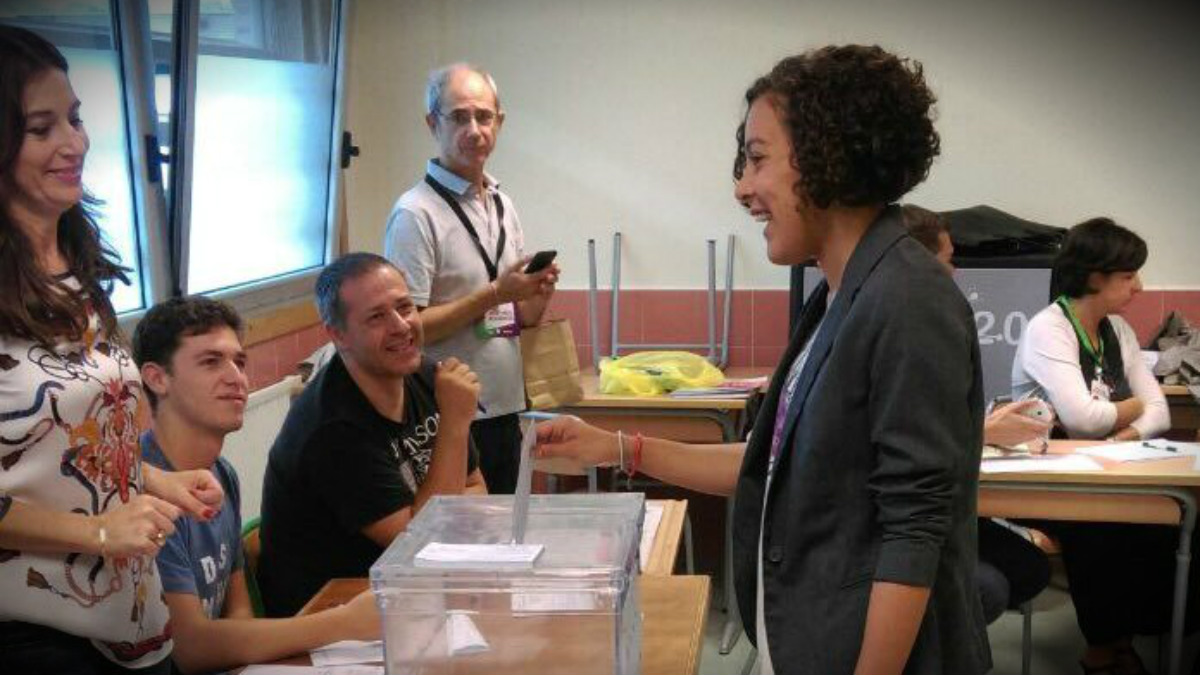 Nagua Alba, secretaria de Podemos en el País Vasco, votando en San Sebastián.