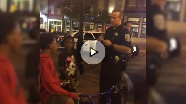 Un policía identifica a tres niños afroamericanos que iban en bici
