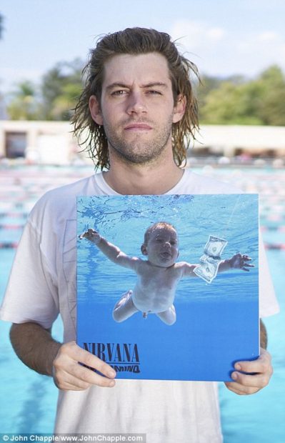 El icónico bebe en la piscina de Nirvana demanda a la banda por pornografía infantil