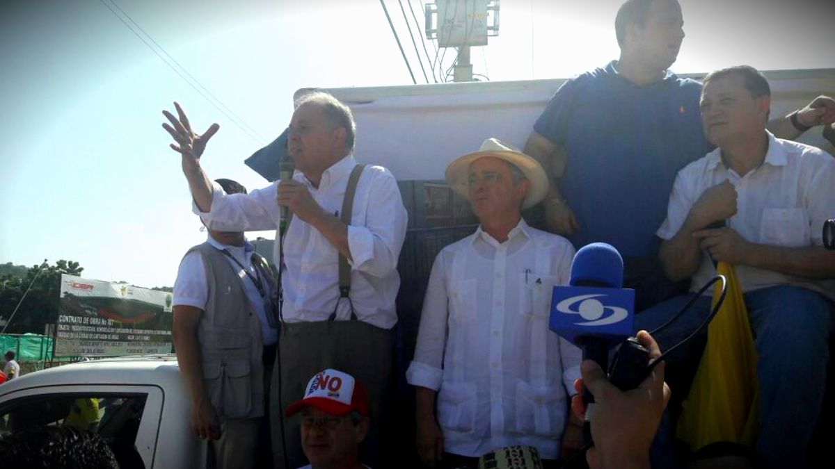 El ex procurador Ordóñez se dirige a los manifestantes junto al ex presidente Uribe, este lunes en Cartagena de Indias, Colombia. (OKD)