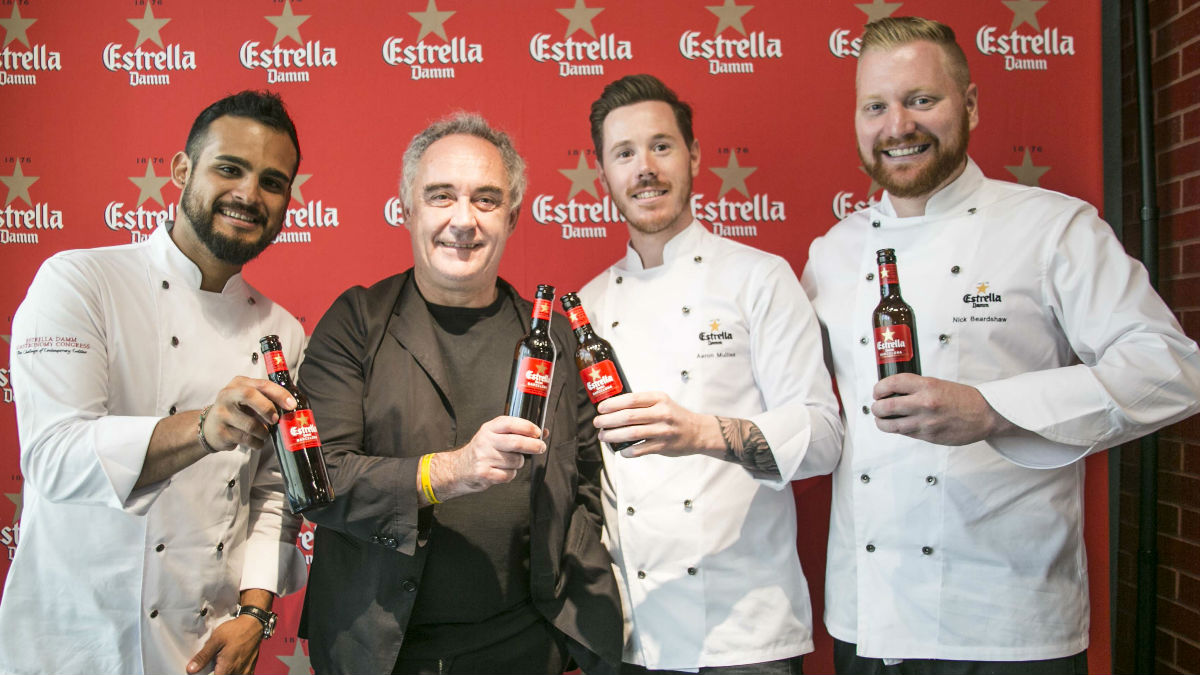 Ferran Adriá (de negro) brinda con Estrella Damm junto a reconocidos chefs en la presentación del II Gastronomy Congress. E.DAMM