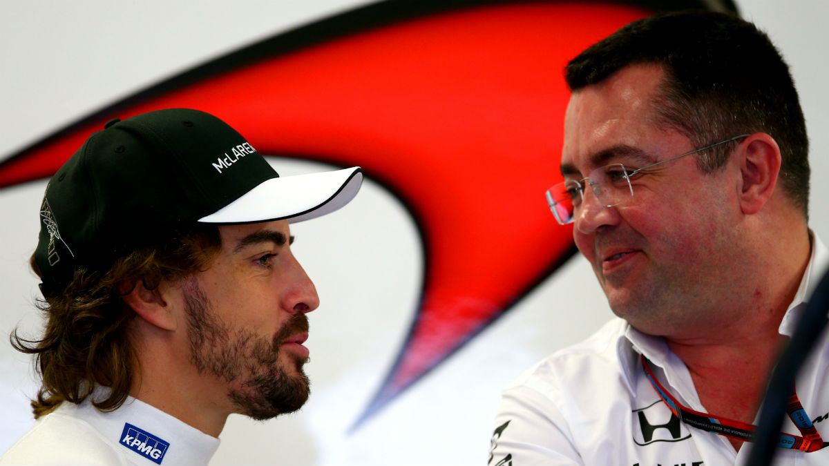 Fernando Alonso dialoga con Boullier, jefe deportivo de McLaren. (Getty)