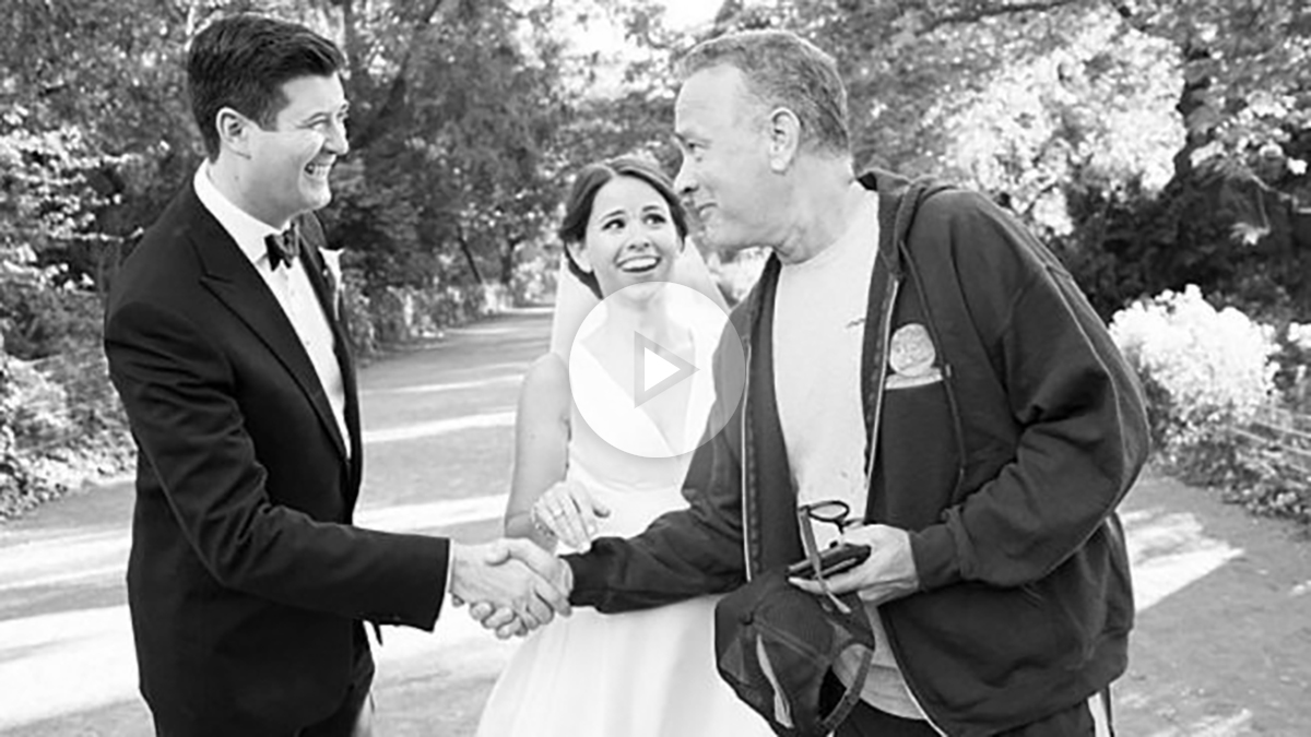 Tom Hanks saluda a la recién casada pareja en el parque de CEntral Park. MEG MILLER