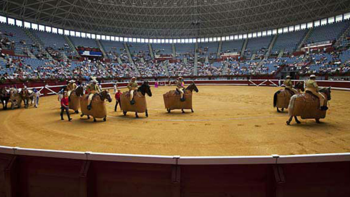 Rejoneadores durante la celebración de una corrida de toros en la donositarra plaza de Ilumbe. AGENCIAS