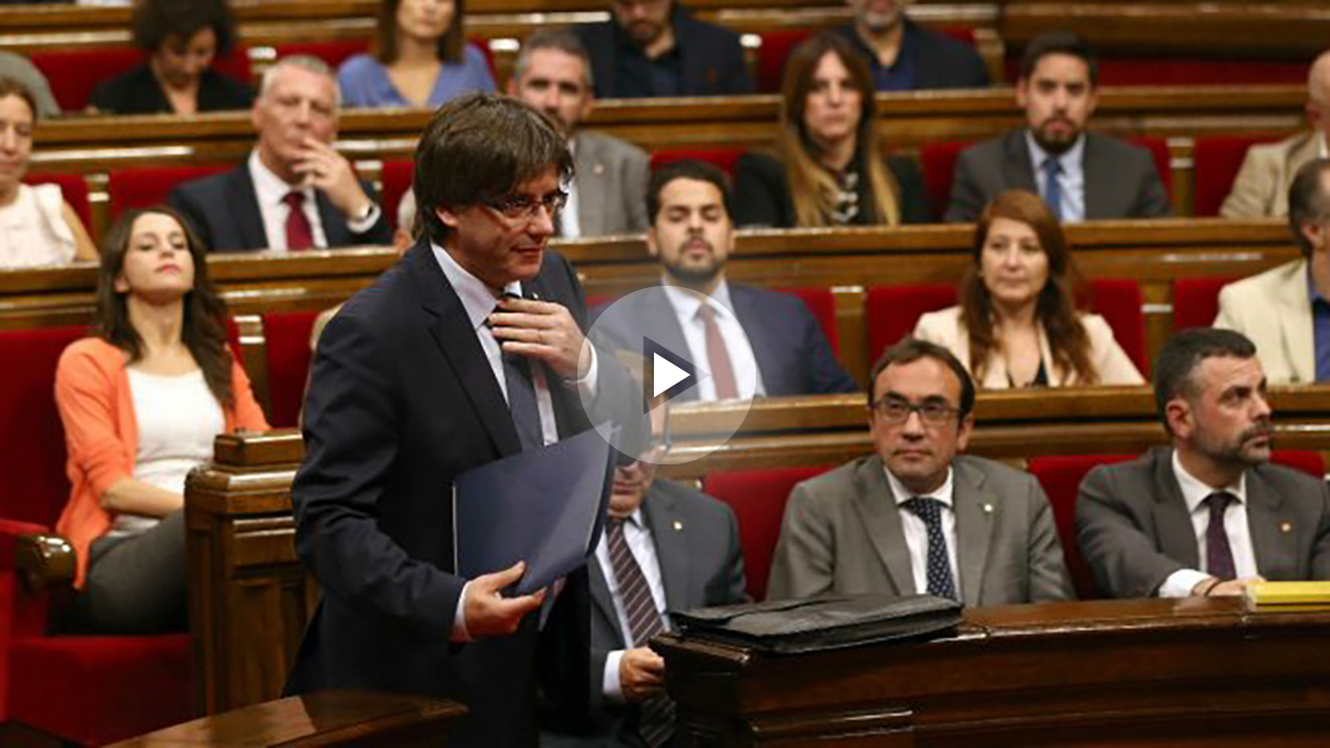 El presidente catalán, Carles Puigdemont, se dirige a la tribuna para su intervención en el debate de la cuestión de confianza. (Foto: EFE/Toni Albir)