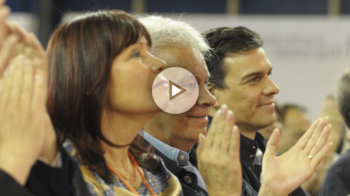 Micaela Navarro, Felipe González y Pedro Sánchez en la Clausura de la Conferencia Municipal en 2015. (Foto: PSOE)