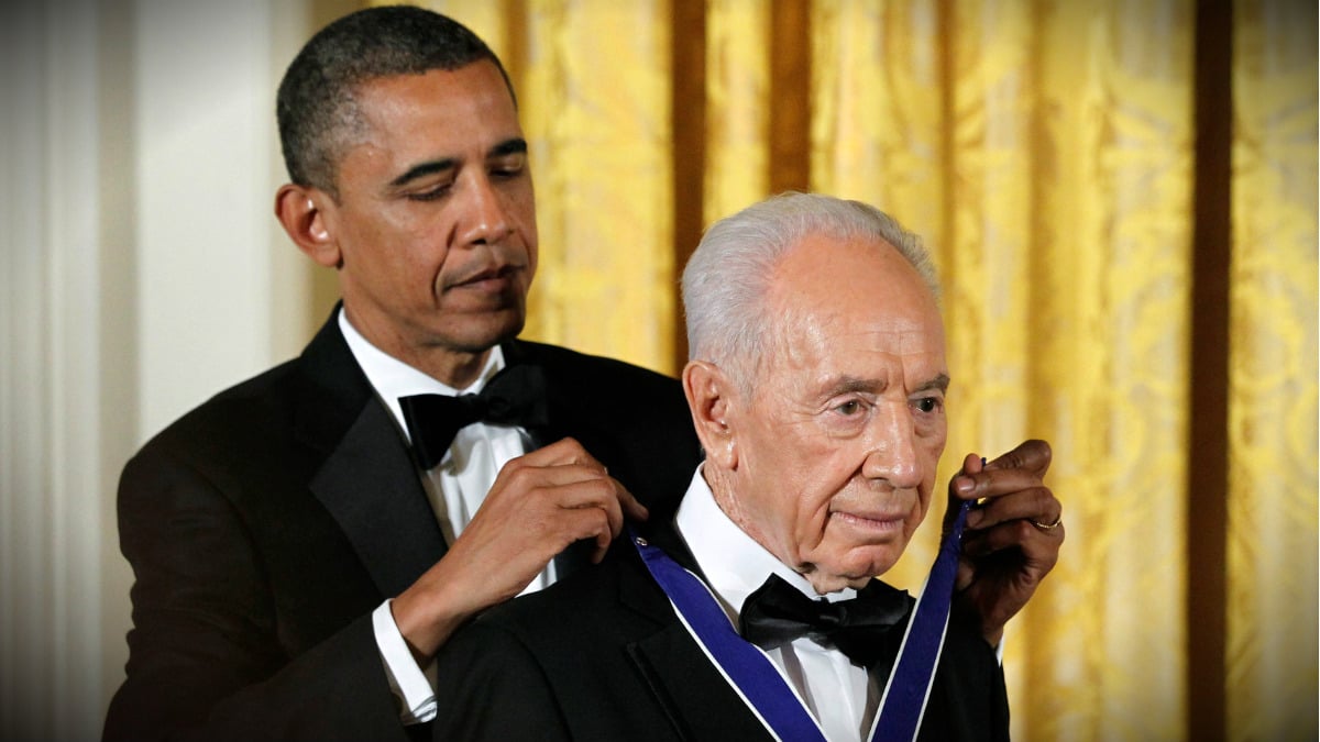 Obama impone la Medalla de la Libertad a Simon Peres, entonces presidente de Israel, el 13 de junio de 2012. (Reuters)