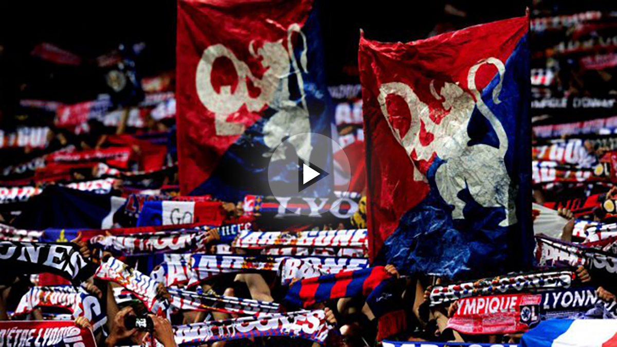 Ultras del Olympique de Lyon durante un partido de fútbol.