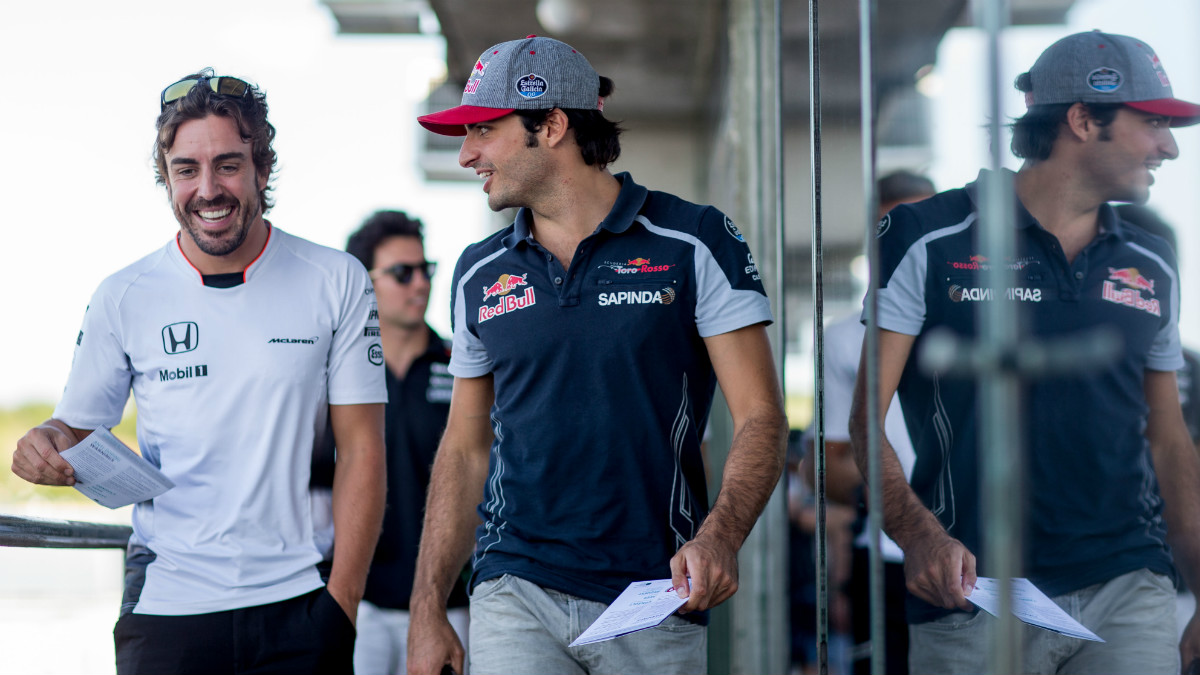 Fernando Alonso junto a Carlos Sainz. (Getty)