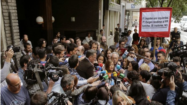 La crisis del PSOE en directo: sigue el minuto a minuto desde Ferraz