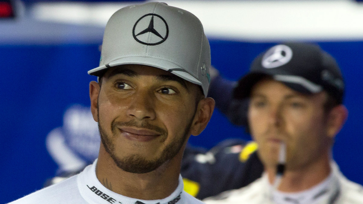 Lewis Hamilton, con Rosberg al fondo. (Reuters)