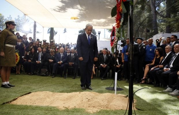 El Primer Ministro israelí Benjamin Netanyahu presenta sus respetos ante la tumba de Simon Peres. AFP