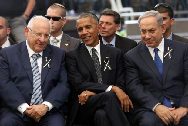 El Presidente de los Estados Unidos entre el Primer Ministro israelí, Benjamin Netanyahu, y el Presidente de Israel, Reuven Rivlin. AFP