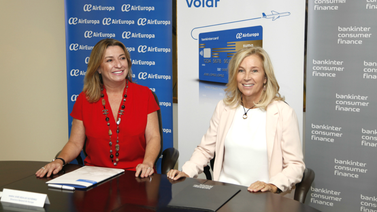 María Dolores Dancausa, CEO de Bankinter, junto a María José Hidalgo, directora general de Air Europa.
