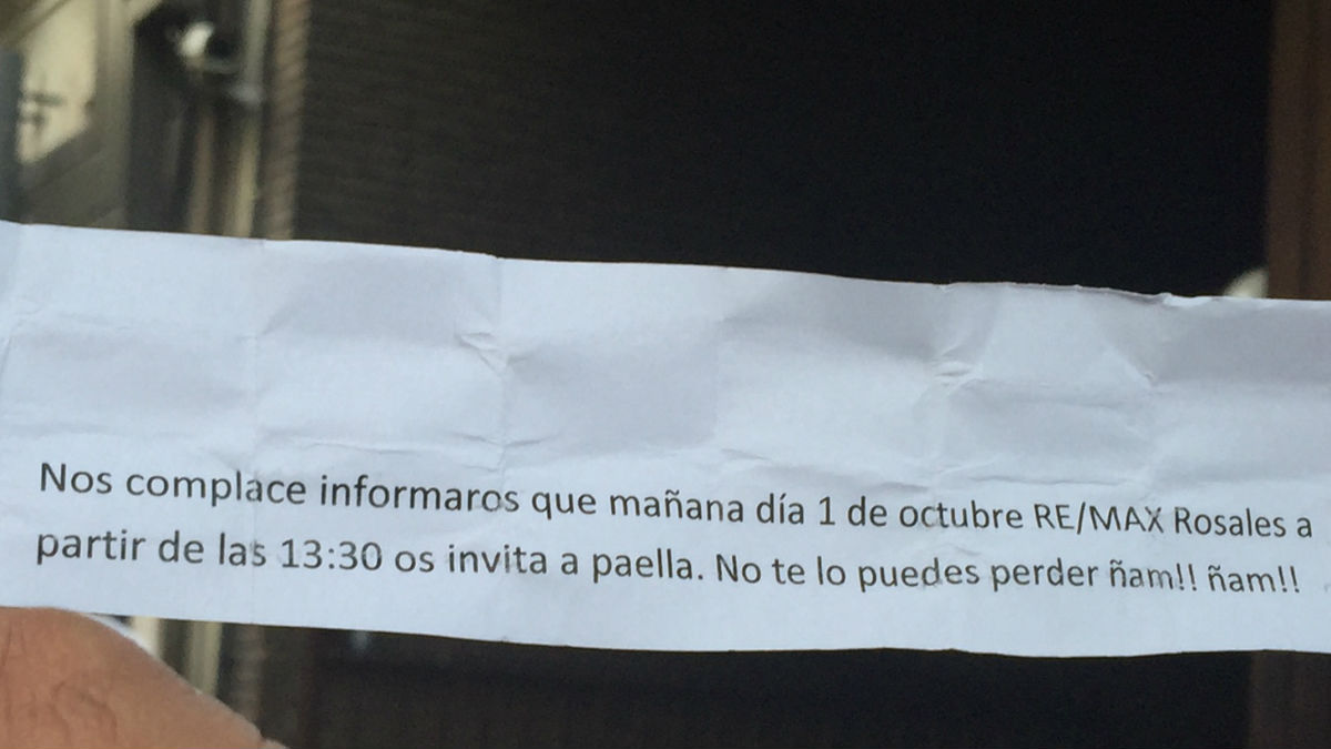 Invitación de una inmobiliaria pegada a Ferraz ofreciendo paella. (Foto: Nuria Val)